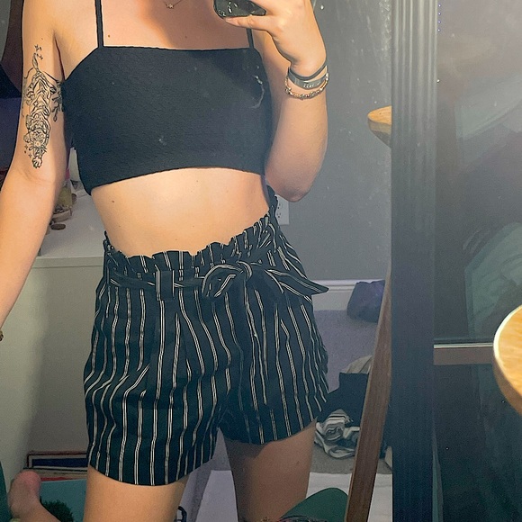 black high waisted Papaya pin stripe wide shorts with tie belt - Picture 2 of 3